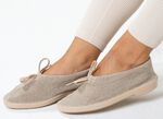 Slipper aus elastischem Strickmaterial mit Schn&uuml;rung 