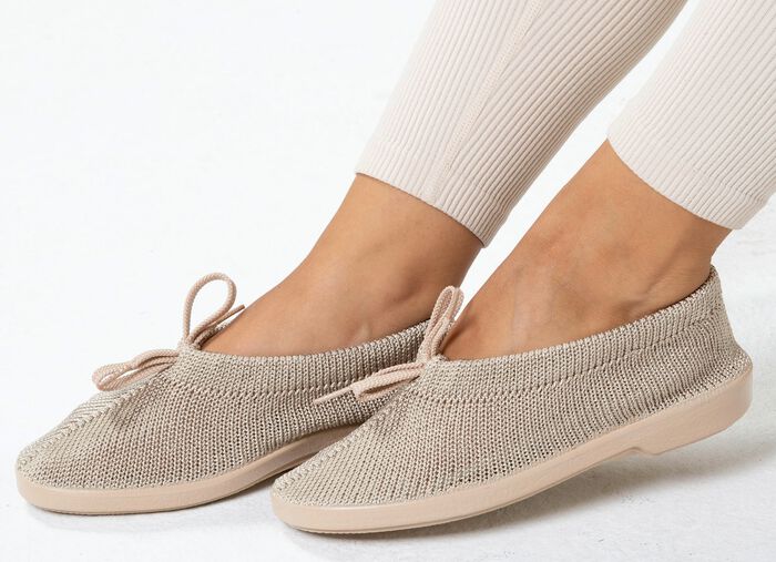 Slipper aus elastischem Strickmaterial mit Schn&uuml;rung 