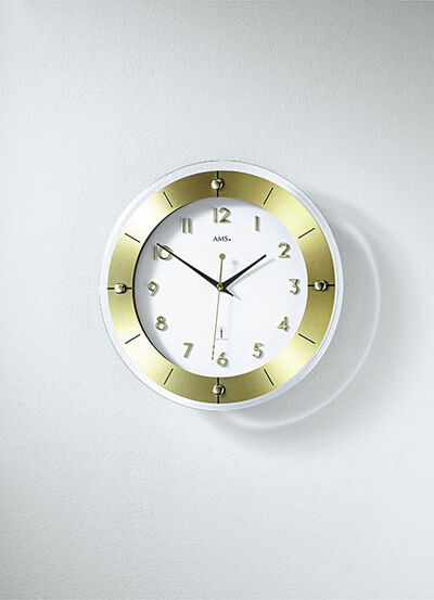 Hochwertige Wanduhr von AMS, aus facettiertem Mineralglas 