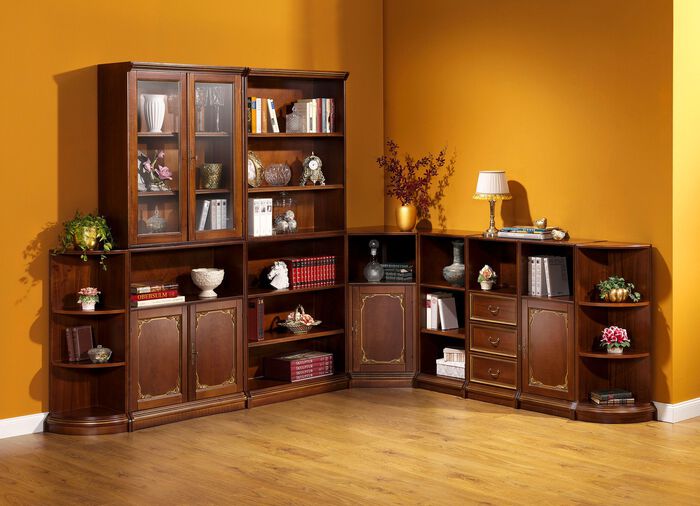 Teilmassive M&ouml;bel mit goldfarbenen Verzierungen NUSSBAUM-GOLD