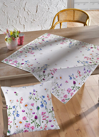 Tisch- und Raumdekoration mit Wiesenblumen-Dessin  Tisch- und Raumdekoration mit Wiesenblumen-Dessin