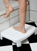 Dusch- und Badewannentritt zum bequemen und sicheren Einsteigen 