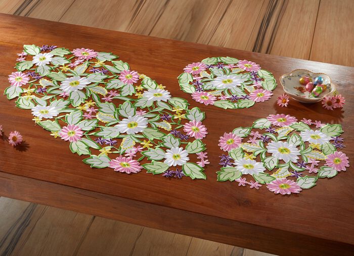 Tisch- und Raumdekoration in fr&uuml;hlingsfrischen Farben 