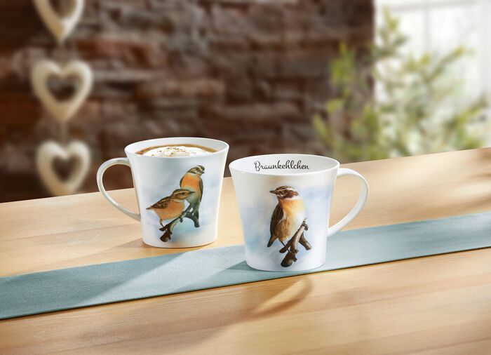 Henkelbecher mit Braunkehlchen-Motiv 