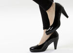 Andrea Conti, schicke Damen-Pumps, aus glänzendem Lackmaterial SCHWARZ