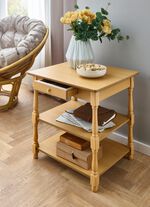 Tische mit gedrechselten Beinen aus Massivholz 