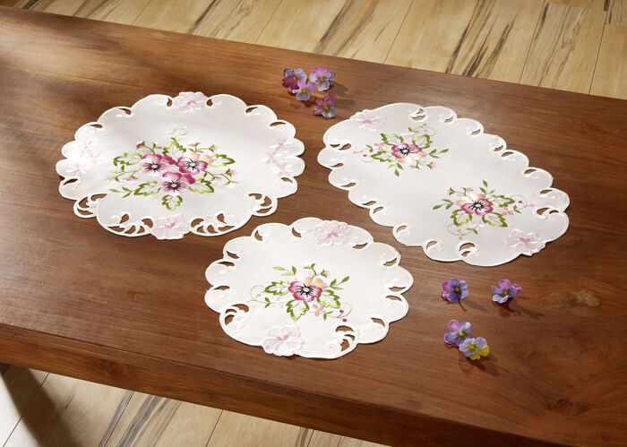 Tisch- und Raumdekoration mit Stiefmütterchen-Stickereien ROSÉ