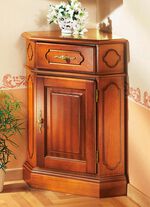 Eck-Kommode mit eleganten, goldfarbenen Metallgriffen KIRSCHBAUM