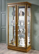 Stilvolle Vitrine aus massivem Holz 