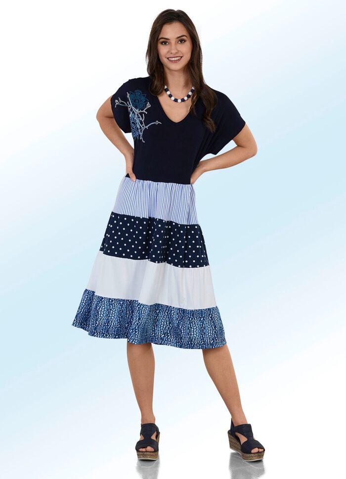 Kleid mit aufwendigem Stickereimotiv 