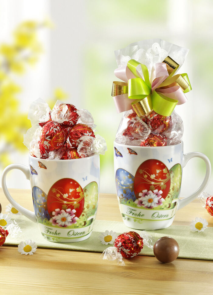 Porzellan-Tasse mit Lindor-Kugeln 