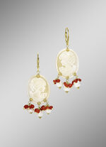 Ohrringe mit S&uuml;&szlig;wasser-Zuchtperlen und beh. Koralle 