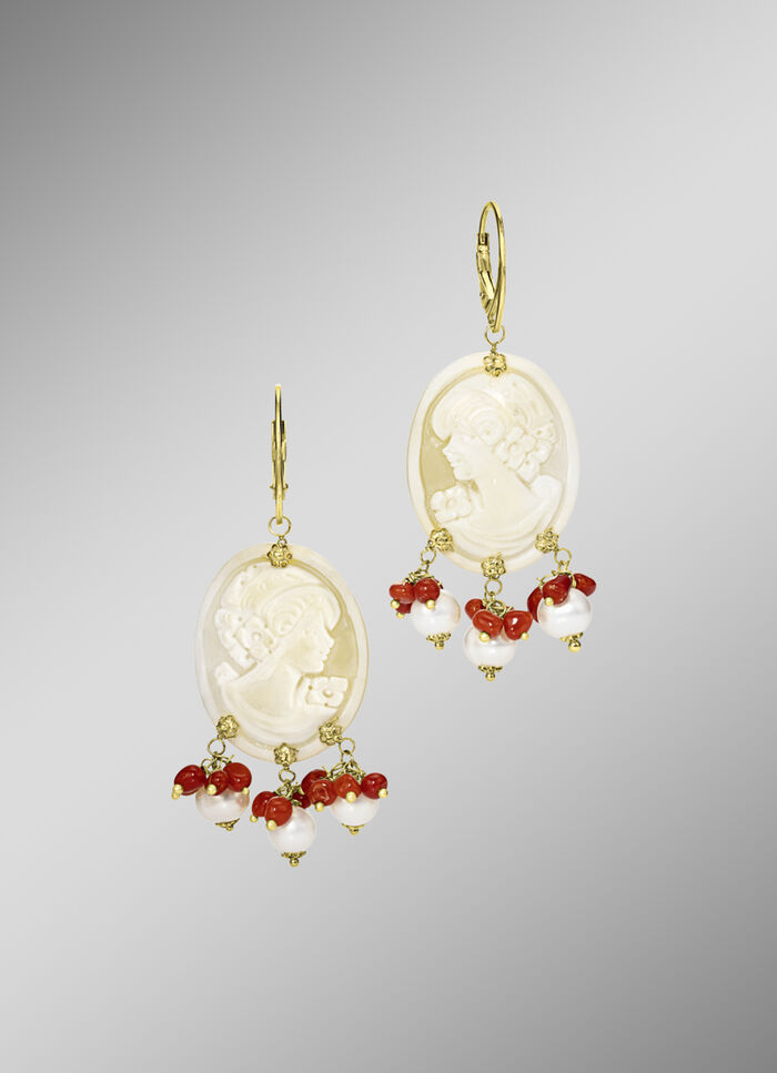 Ohrringe mit S&uuml;&szlig;wasser-Zuchtperlen und beh. Koralle 