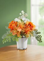 Rosen-/Lilien-Arrangement in weißem Keramiktopf 