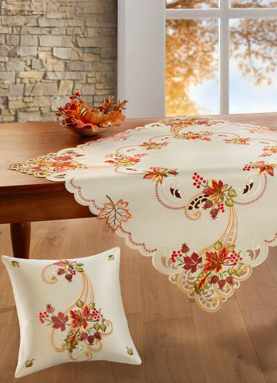 Farbenfroh bestickte Tisch- und Raumdekoration 