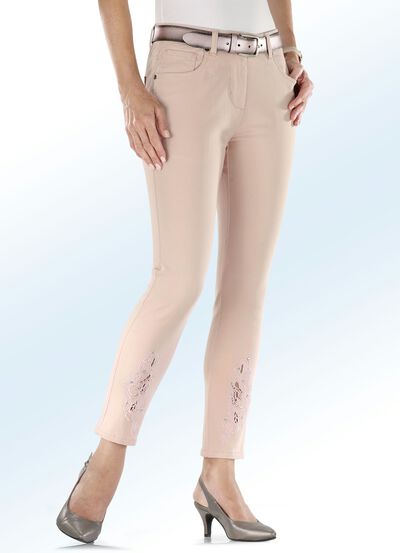 Hose mit Lochstickereien und Strasssteinen 