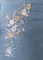 Jeans mit floraler Stickerei 