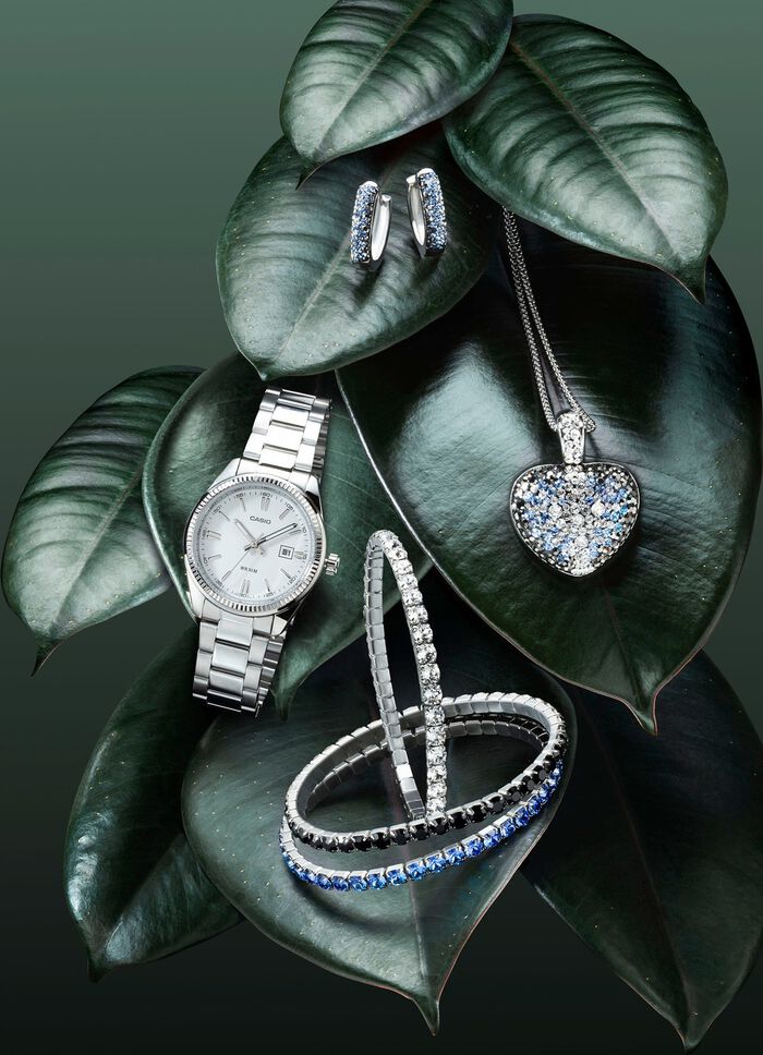 Elastisches Armband aus Edelstahl mit schwarzen Kristallen 