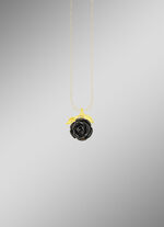 Romantischer Anhänger mit schwarzer Obsidian-Rose