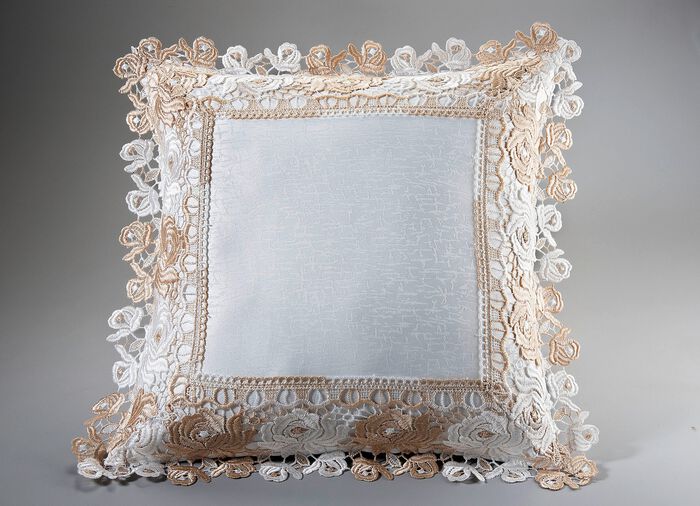 Tischdecke mit Einfassungen in Spitzen-Optik CREME