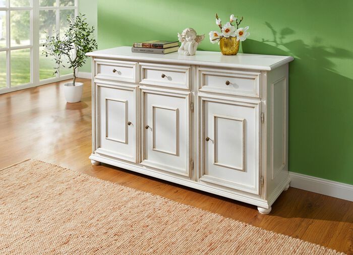 Teilmassive M&ouml;belserie mit Metallkn&ouml;pfen 