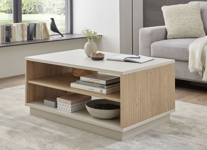 Toller Couchtisch mit durchgehender Ablagefläche 