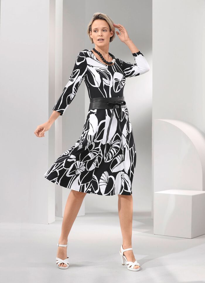 Kleid in schwingender Form 