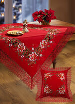 Tisch- und Raumdekoration mit Makrameeborte und floralen Stickereien