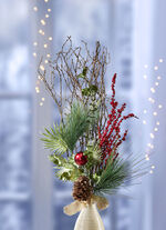 Arrangement aus Zapfen und Beeren 