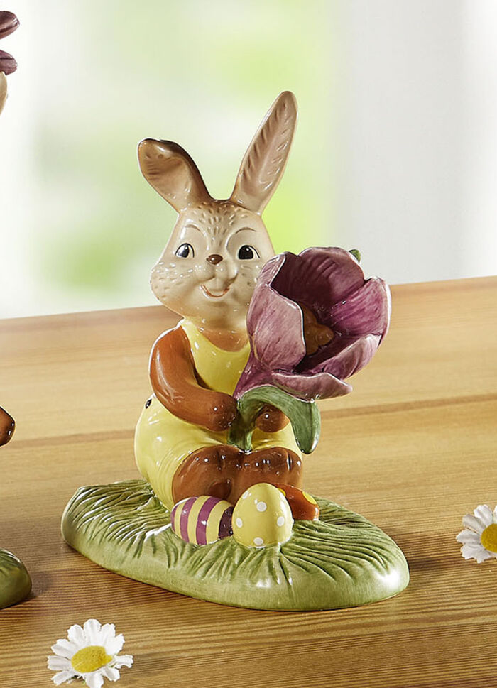 Süßes Häschen mit Krokuse 