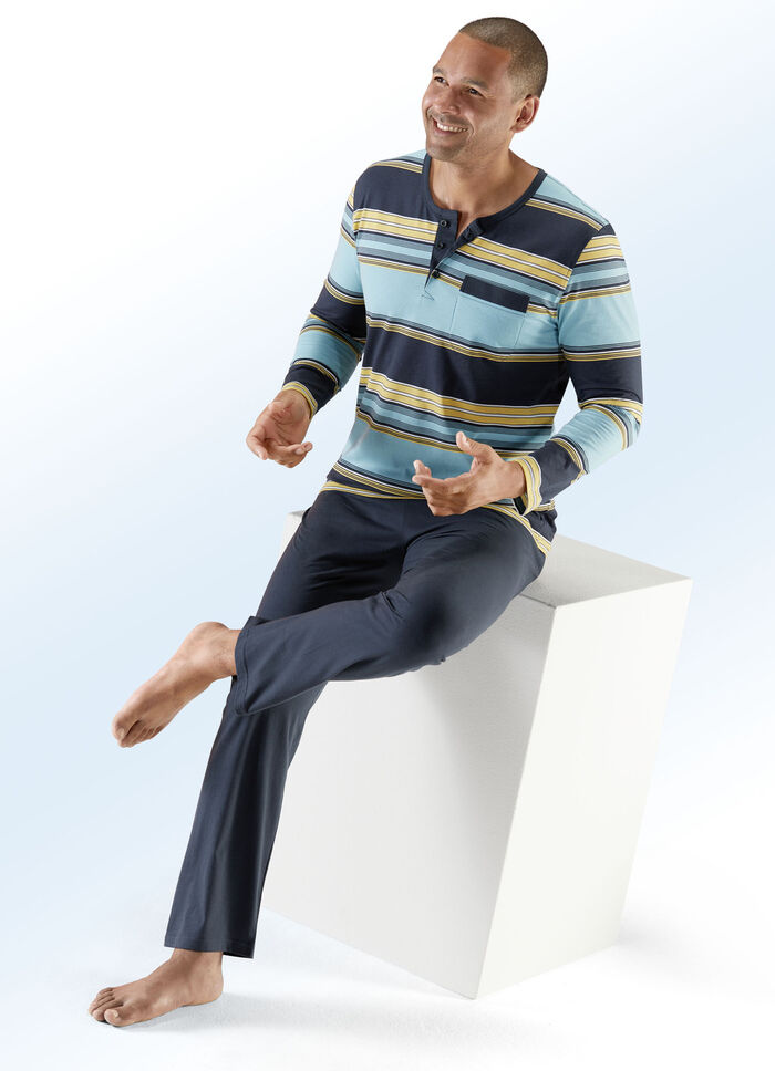 Vorteilspack: Schlafanzug und Shorty mit Knopfleiste, Brusttasche und Ringeldessin 