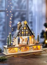 Beleuchtetes Waldhaus aus Holz 