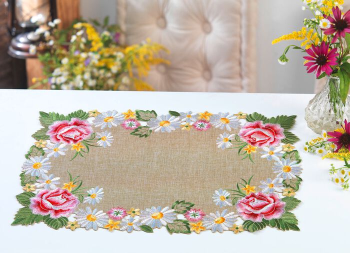 Tisch- und Raumdekoration in harmonischen Farben 