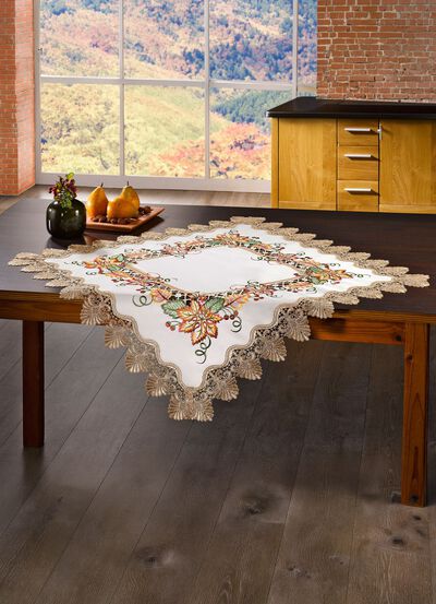 Aufwendig gearbeitete Accessoires mit reichem Blatt- und Rankendeko 