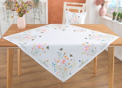 Bestickte Tisch- und Raumdekoration mit Wiesenblumen-Motiv 