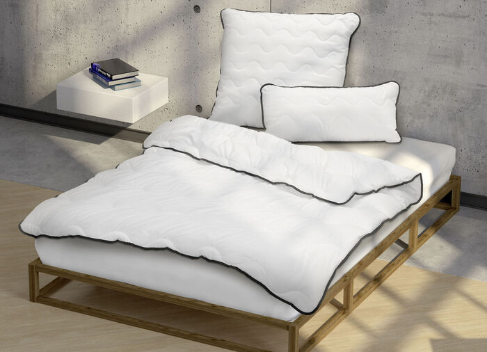 Bettwarenprogramm aus dem Hause biberna mit schwarzer Biese WEISS