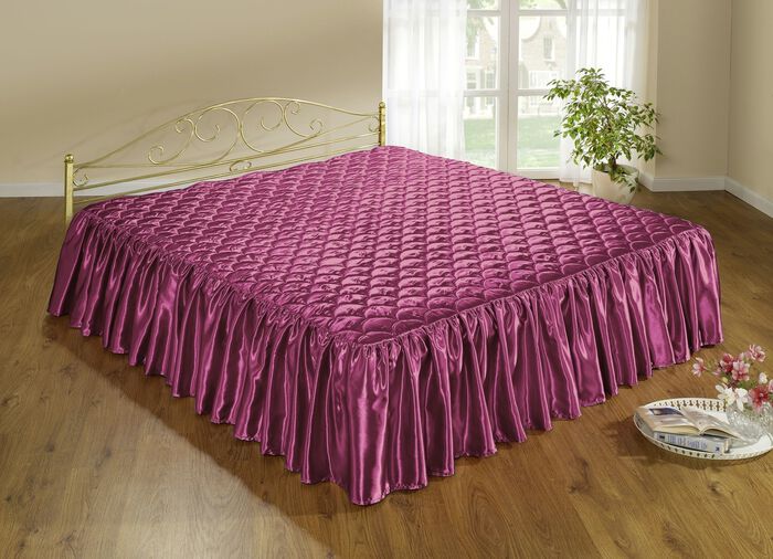 Edel gl&auml;nzende Tagesdecke und Kissenbez&uuml;ge mit Steppung in Muscheloptik WEINROT