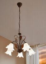 Pendelleuchte aus Metall mit Glasschirmen 