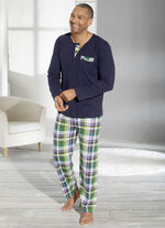 Schlafanzug mit Knopfleiste, aufgesetzter Brusttasche und Karodessin 