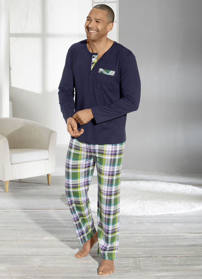 Schlafanzug mit Knopfleiste, aufgesetzter Brusttasche und Karodessin 