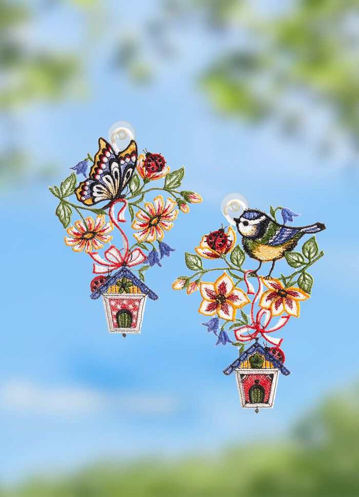 Fr&uuml;hlingshaftes Fensterbild aus echter Plauener Spitze 