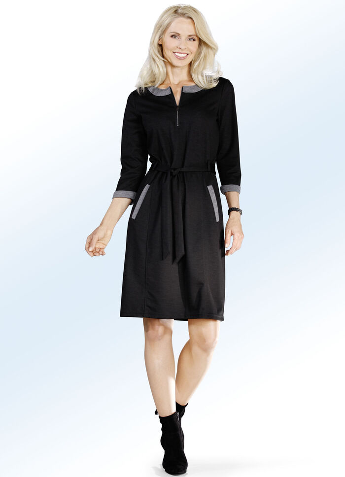 Attraktives Kleid mit Bindegürtel 