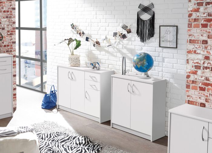 Kombifreundliche Kommode mit silberfarbenen Griffen WEISS
