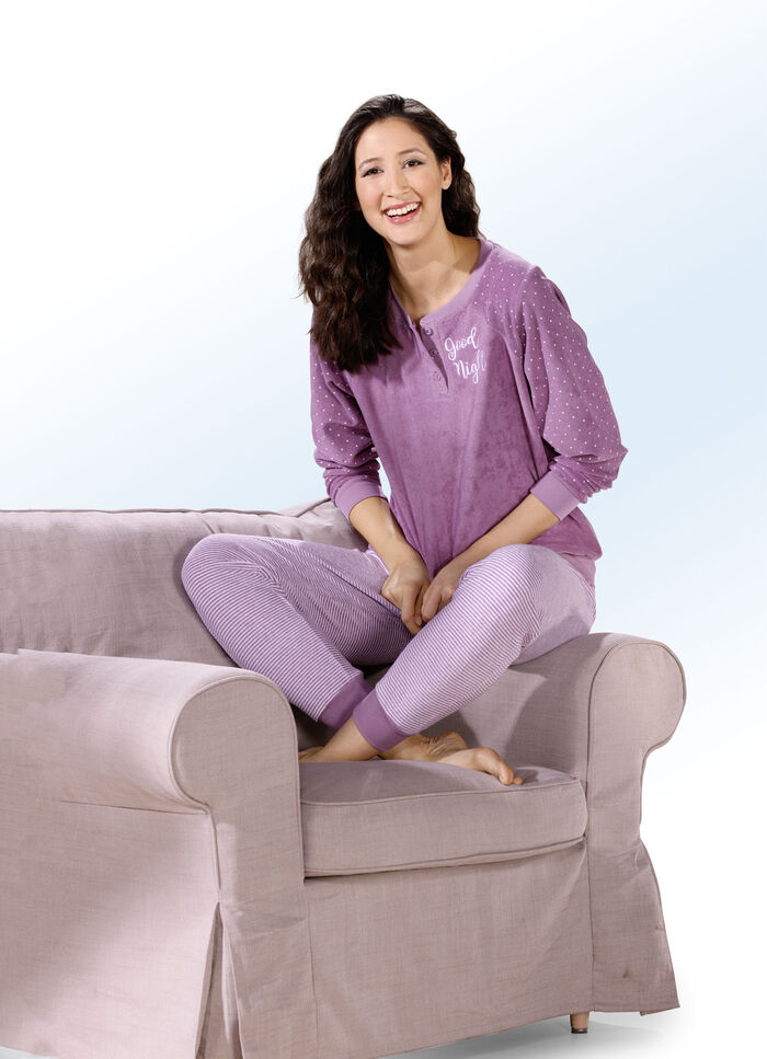 Schlafanzug aus Frottierstretch mit Knopfleiste 