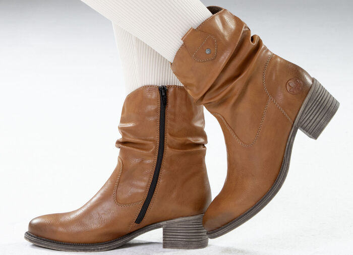 Rieker Western-Stiefelette aus weichem Synthetikmaterial mit Raffung COGNAC