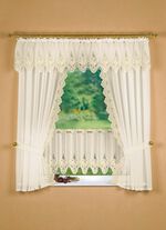 Fensterdekoration mit aufwendiger Plauener Stickerei CREME