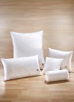 Kissenserie mit goldfarbener Satin-Biese 