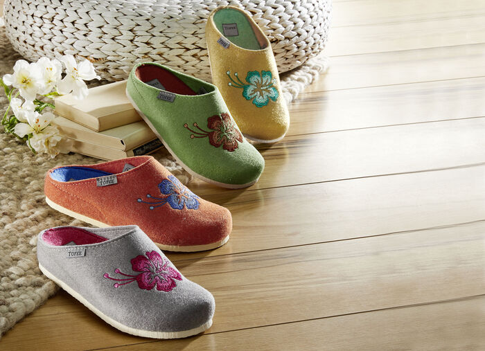 Damen-Hausschuh mit farblich abgestimmten Stickerei-Zierblume 