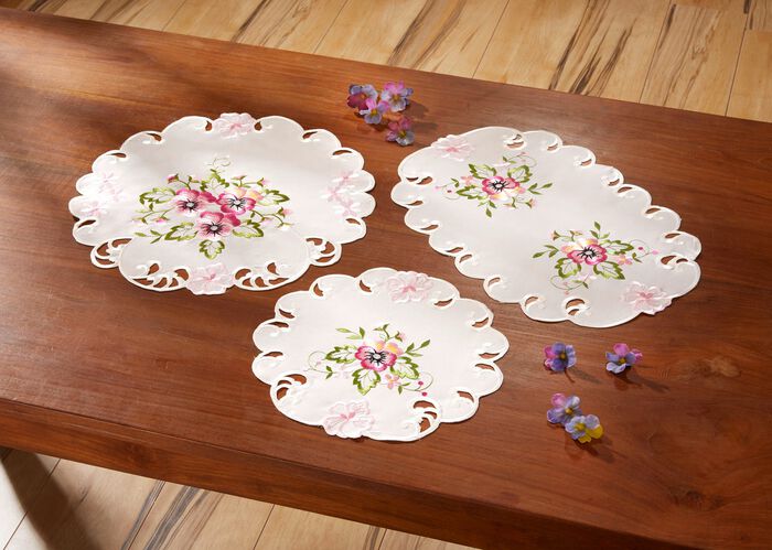 Tisch- und Raumdekoration mit Stiefm&uuml;tterchen-Stickereien 