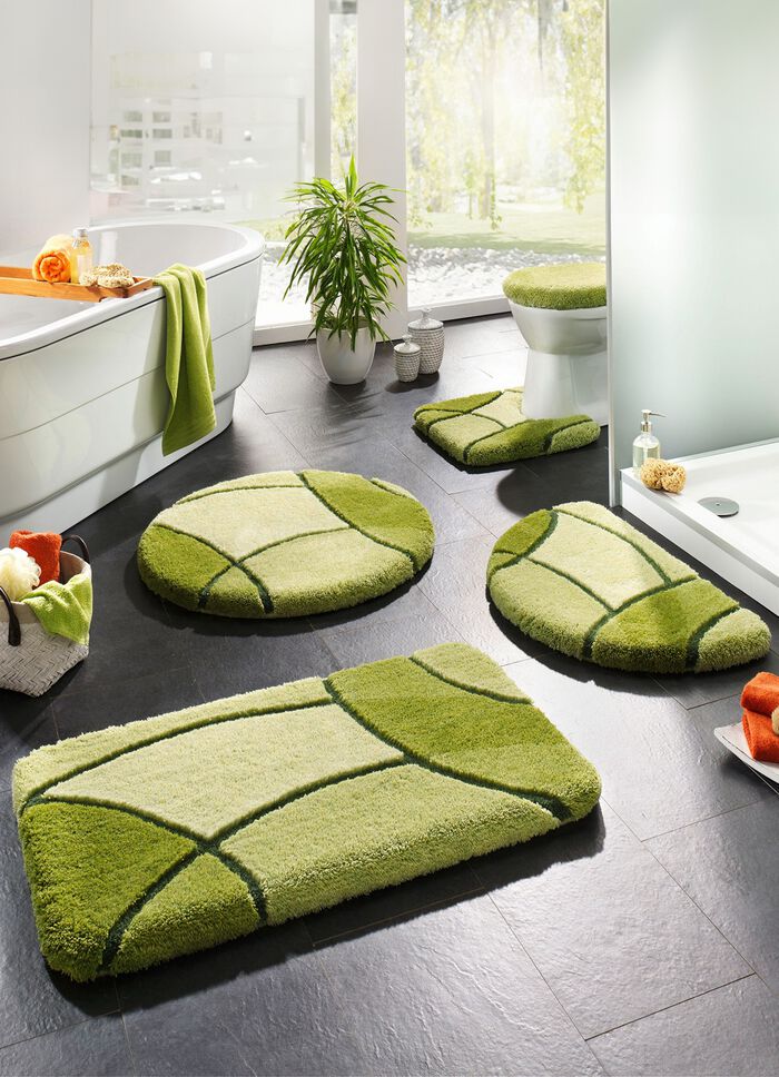 Badgarnitur mit aufwendiger Hoch-Tief-Struktur 